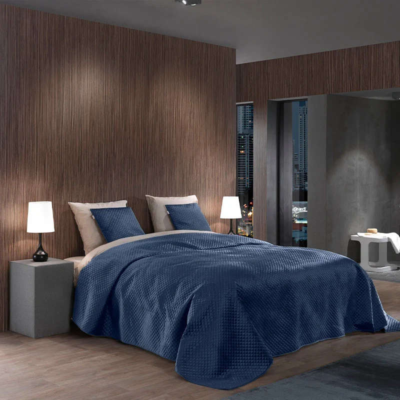 Bedsprei Victoria - Navy - 51Dnspod | Smaakvolle damp – Verzendkosten vrij vanaf 40€ Bedsprei Victoria - Navy - 51Dnspod | Smaakvolle damp – Verzendkosten vrij vanaf 40€