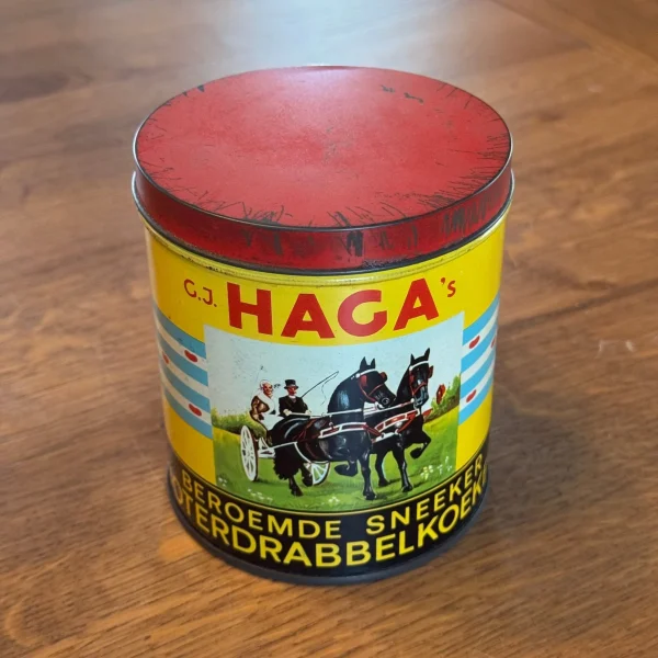 C.J. Haga’s Sneeker Drabbelkoek Blik – Friesland ca. 1950s - 51Dnspod | Smaakvolle damp – Verzendkosten vrij vanaf 40€