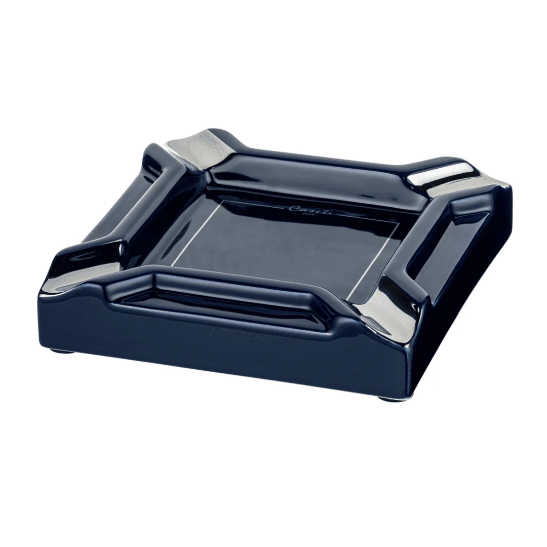 Caseti Paris Sigarenasbak Donkerblauw – Luxe Keramische Sigaren Asbak - 51Dnspod | Smaakvolle damp – Verzendkosten vrij vanaf 40€ Caseti Paris Sigarenasbak Donkerblauw – Luxe Keramische Sigaren Asbak - 51Dnspod | Smaakvolle damp – Verzendkosten vrij vanaf 40€