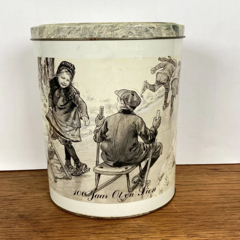 Blik 100 jaar Ot en Sien winter - 51Dnspod | Smaakvolle damp – Verzendkosten vrij vanaf 40€ Blik 100 jaar Ot en Sien winter - 51Dnspod | Smaakvolle damp – Verzendkosten vrij vanaf 40€